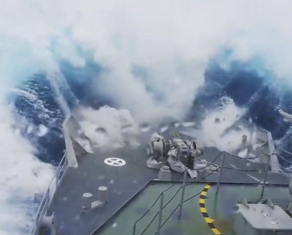 Огромна вълна погълна военен кораб в Южния океан (ЗРЕЛИЩНО ВИДЕО)