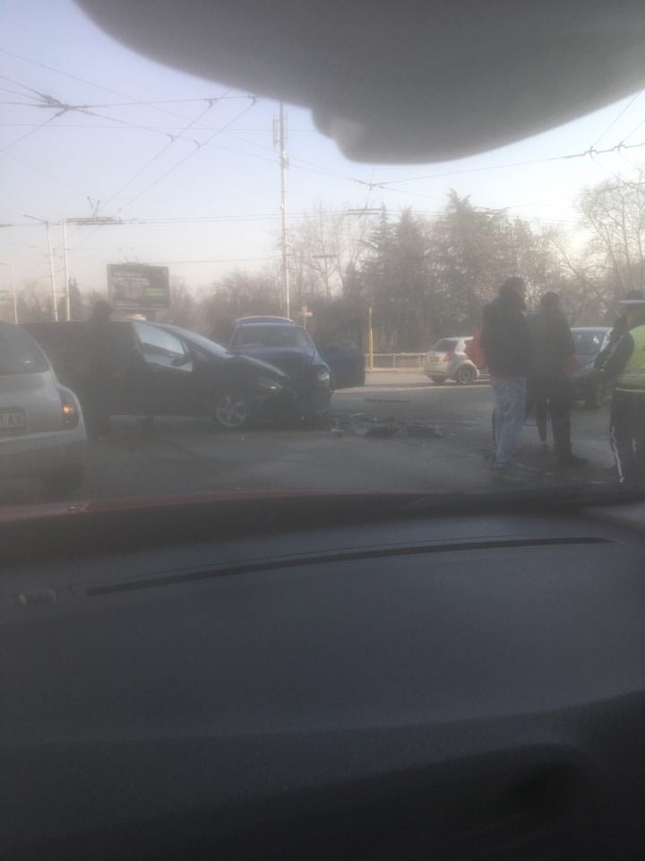 Извънредно и първо в БЛИЦ! Жесток сблъсък с ранени в сърцето на София (ЕКСКЛУЗИВНИ СНИМКИ)