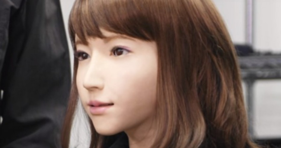 Японска телевизия смени водещата си с робот, казва се Ерика и е неотличима от истински човек