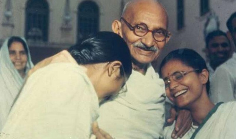 Шокиращи подробности за сексуалния живот на Махатма Ганди! Духовният гуру бил пълен със скрити перверзии (СНИМКИ)