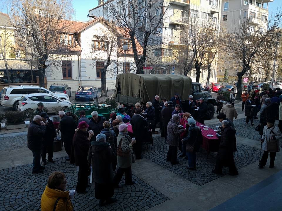 Богатирска почерпка в София за 75 години от победата при Сталинград, с която Червената армия обърна хода на историята (СНИМКИ)