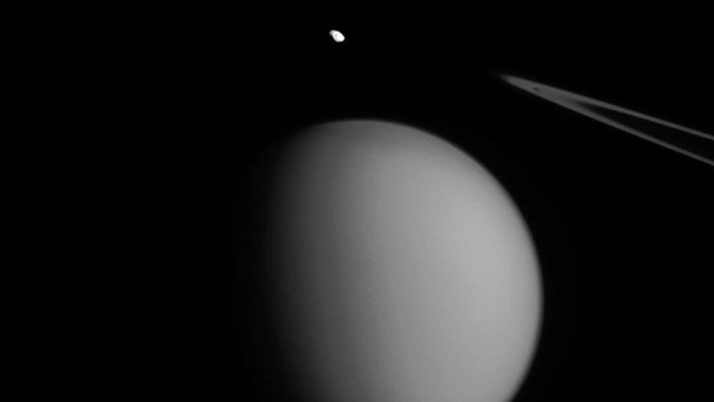 Откриха признаци на живот на един от спътниците на Сатурн 