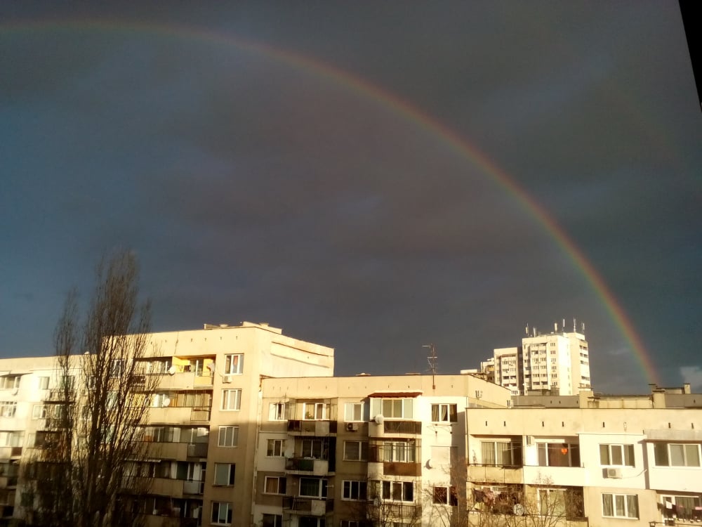 Само в БЛИЦ! Плашещ, но красив природен феномен се пръкна в небето над София (СНИМКИ)