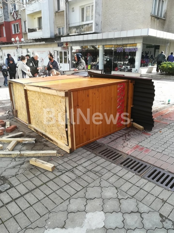 Апокалипсисът помете Враца! Циклонът обръща камиони наред, билбордове и ламарини падат - едва не обезглавиха двама мъже, линейки летят към спешното (СНИМКИ/ВИДЕО)