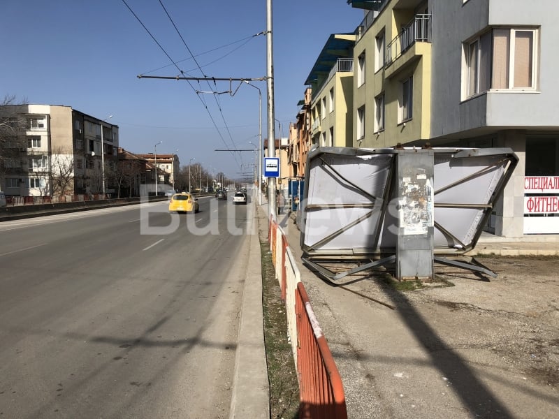 Апокалипсисът помете Враца! Циклонът обръща камиони наред, билбордове и ламарини падат - едва не обезглавиха двама мъже, линейки летят към спешното (СНИМКИ/ВИДЕО)