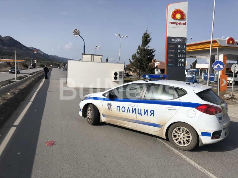 Апокалипсисът помете Враца! Циклонът обръща камиони наред, билбордове и ламарини падат - едва не обезглавиха двама мъже, линейки летят към спешното (СНИМКИ/ВИДЕО)