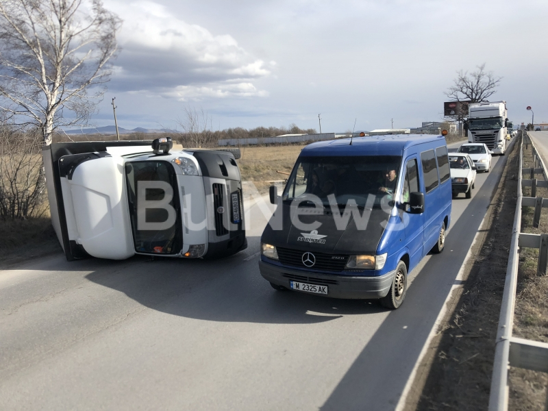 Апокалипсисът помете Враца! Циклонът обръща камиони наред, билбордове и ламарини падат - едва не обезглавиха двама мъже, линейки летят към спешното (СНИМКИ/ВИДЕО)