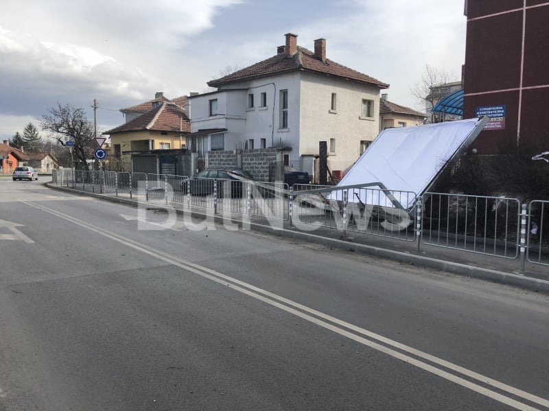 Апокалипсисът помете Враца! Циклонът обръща камиони наред, билбордове и ламарини падат - едва не обезглавиха двама мъже, линейки летят към спешното (СНИМКИ/ВИДЕО)