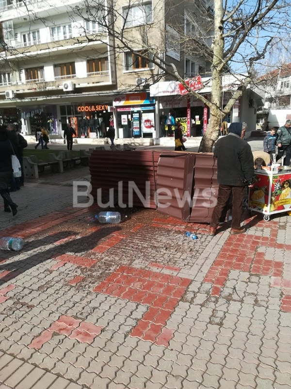 Апокалипсисът помете Враца! Циклонът обръща камиони наред, билбордове и ламарини падат - едва не обезглавиха двама мъже, линейки летят към спешното (СНИМКИ/ВИДЕО)