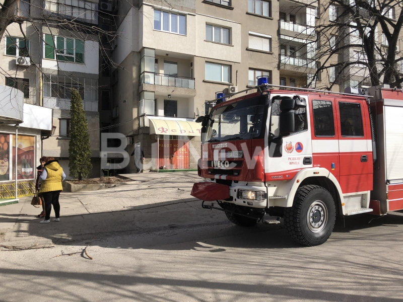 Апокалипсисът помете Враца! Циклонът обръща камиони наред, билбордове и ламарини падат - едва не обезглавиха двама мъже, линейки летят към спешното (СНИМКИ/ВИДЕО)