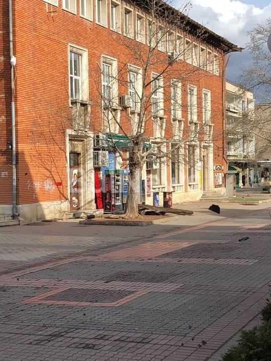 Апокалипсисът помете Враца! Циклонът обръща камиони наред, билбордове и ламарини падат - едва не обезглавиха двама мъже, линейки летят към спешното (СНИМКИ/ВИДЕО)