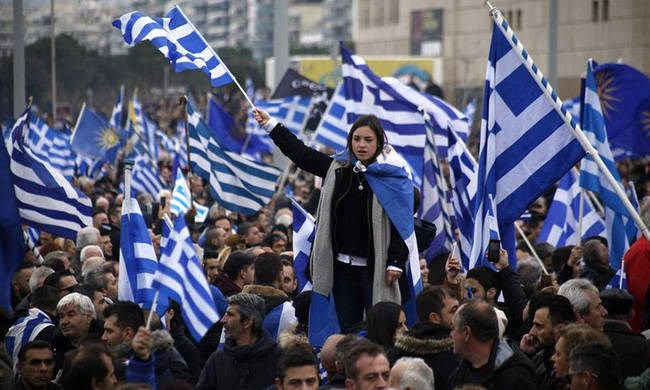 НА ЖИВО В БЛИЦ! Хиляди от цяла Гърция се стичат в Атина на мининг срещу употребата на името "Македония" от Скопие