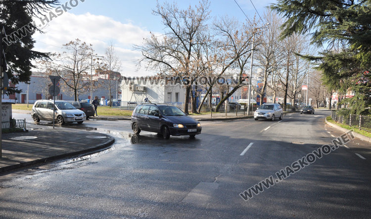   Хасковски банкер остави майка си в болницата, тръгна към колата си и стана голяма беля (СНИМКИ)