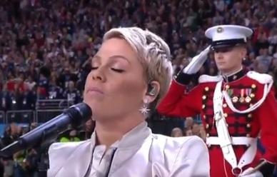 Пинк с доста странен жест по време на американския химн! (ВИДЕО)