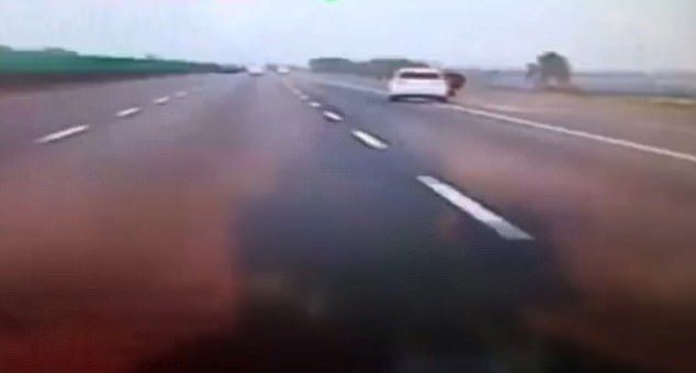 Жена скочи от движеща се със 100 км/ч кола след като се скара с приятеля си (ВИДЕО)
