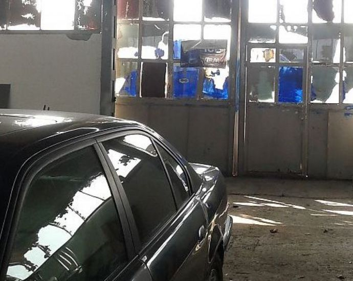 Брутален екшън в автосервиз в Бургас: Клиент тръгна да бие собственик с метална тръба, но после стана още по-страшно