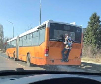 Само в БЛИЦ! Мрежата се гневи от СНИМКА на този малък дебил, използвал рейс 280 за безумно глупава каскада