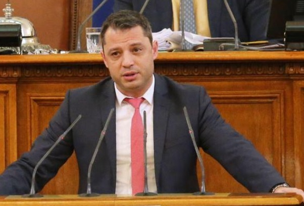 Депутатът от БСП Иван Ченчев налетя като бик на червено на Делян Добрев заради вратовръзката му 