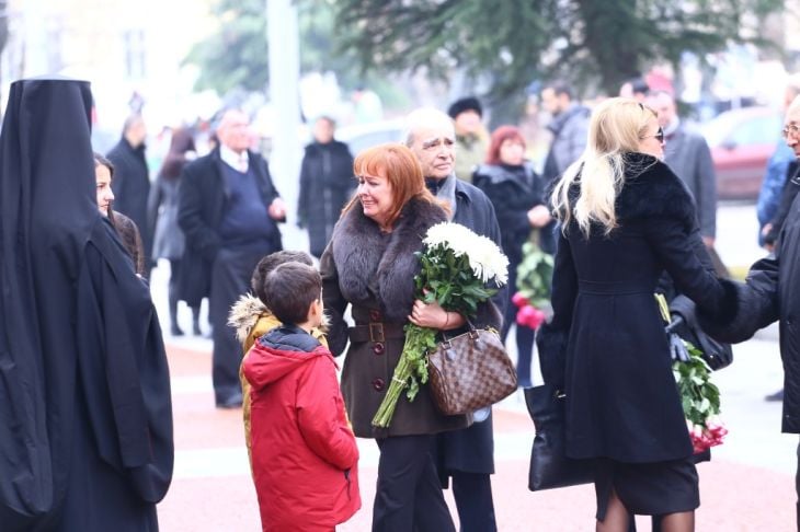 Първи СНИМКИ: Опечалени изпращат Шарлопов в последния му път