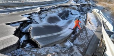 Не е за вярване, но 95-метрова дупка зейна на магистрала в Германия