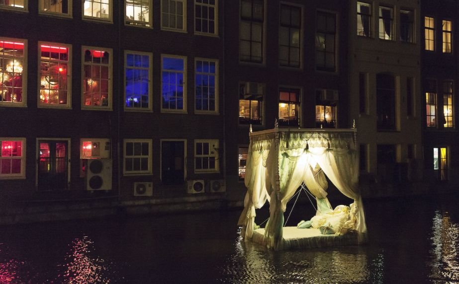 Амстердам готви голям удар за туристите в „квартала на червените фенери” 