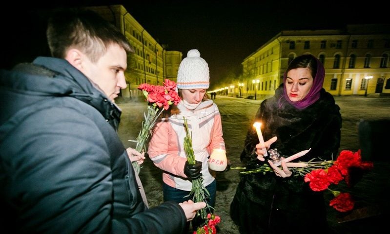 Жителите на Русия скърбят за жертвите на трагичната самолетна катастрофа (СНИМКИ)