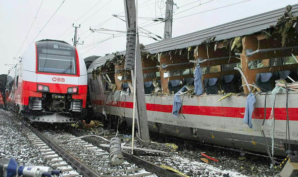 Жестока влакова катастрофа в Австрия - има жертви! (ПЪРВИ СНИМКИ)