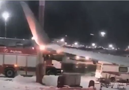 Нова авиодрама в Москва: "Boeing-737" дими! Приземиха го по спешност - евакуират пътниците (ВИДЕО)