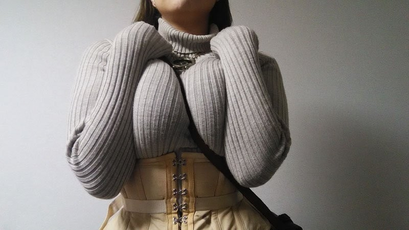Появи се нова изкусително секси мода, практикувана от девойки с големи гърди (СНИМКИ)