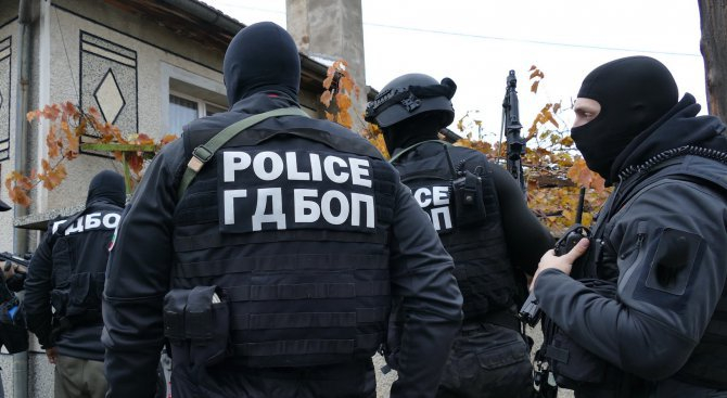 Жандармерия и полиция блокираха Казанлък, поголовни арести на бандити!