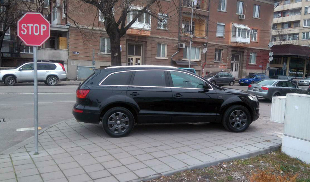 Така паркират тарикатите с тузарски коли в Хасково (СНИМКИ)