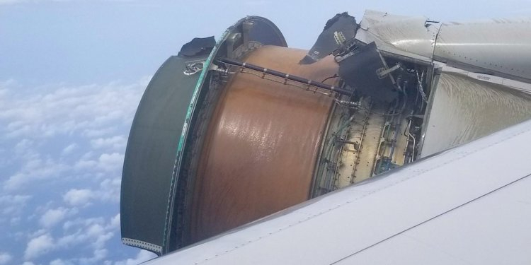 Смразени пътници на  Boeing 777 заснеха на ВИДЕО как се разпада единият от двигателите (СНИМКИ)