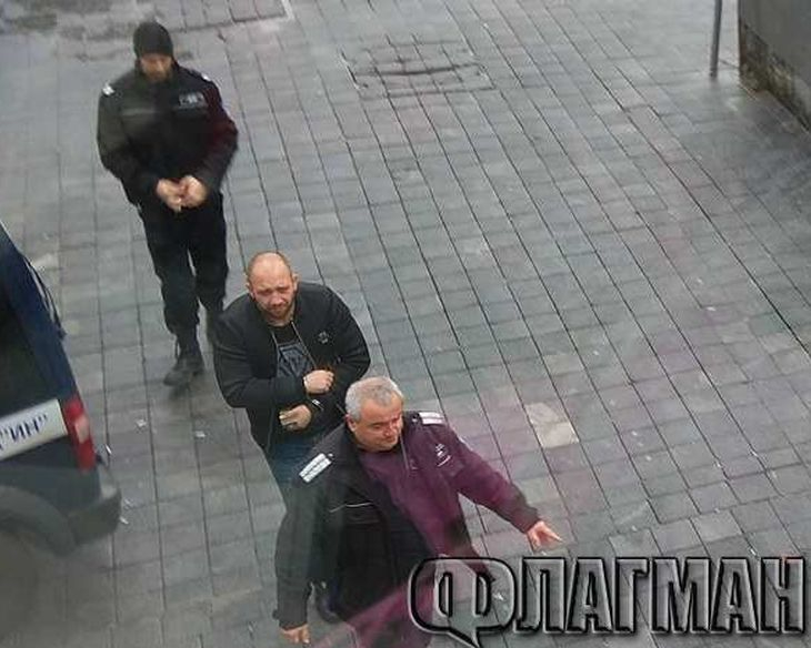 Култовият престъпник Игуаната марширува с охрана и белезници на площад "Тройката" в Бургас (СНИМКИ)