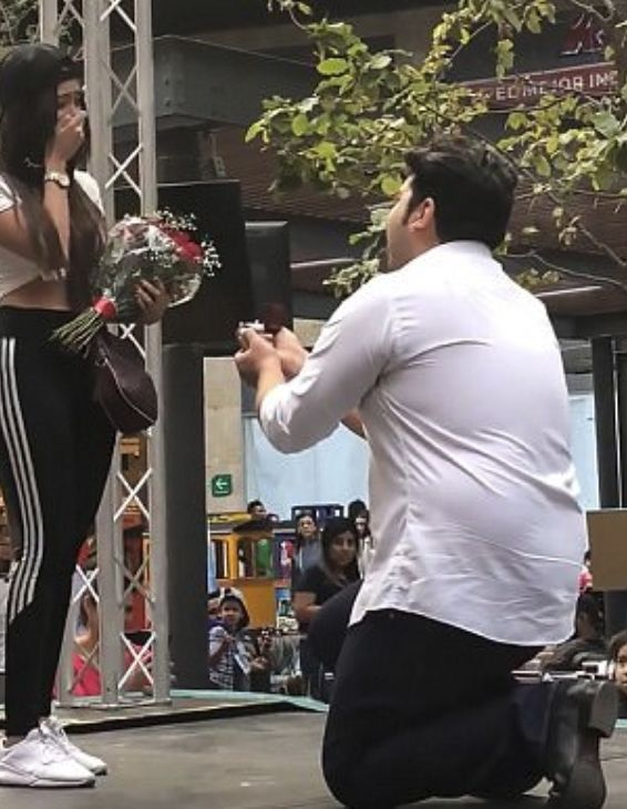 Млад мексиканец падна на коляно пред жената на живота си с пръстен в ръка и... стана за смях (СНИМКИ/ВИДЕО) 