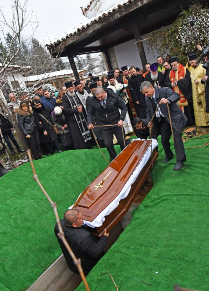 България плаче и се сбогува с дядо Добри (СНИМКИ/ВИДЕО)