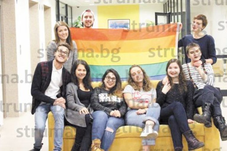 Грандиозен гей скандал, разтресе Американския университет в Благоевград
