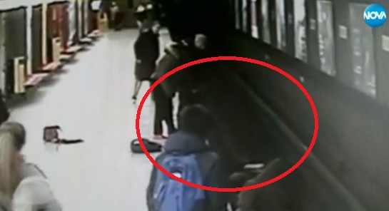 Не е за вярване какво се случи с 2-годишно дете и тийнейджър в миланското метро (СНИМКИ/ВИДЕО)