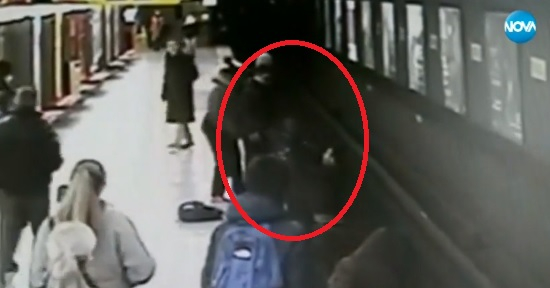 Не е за вярване какво се случи с 2-годишно дете и тийнейджър в миланското метро (СНИМКИ/ВИДЕО)