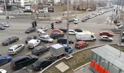 Само в БЛИЦ! ВИДЕО улови какво се случва в София, ако спре светофар