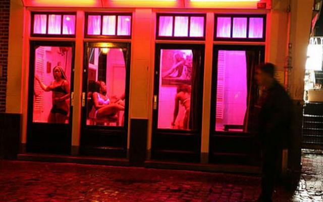 Двама българи загубиха бас и тръгнаха на стоп за Амстердам, за да платят на холандски проститутки за секс 