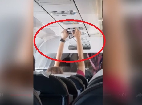 Жена си свали гащите в салона на самолет и всички пасажери онемяха от това, което направи (ВИДЕО)