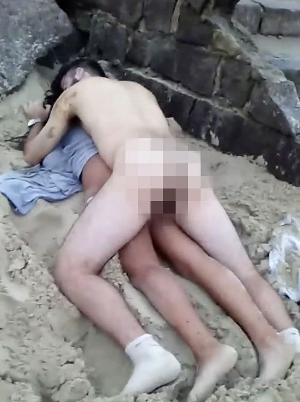 Двойка заспа по време на секс на плажа, шокира посетителите на сутринта (ВИДЕО 18+)