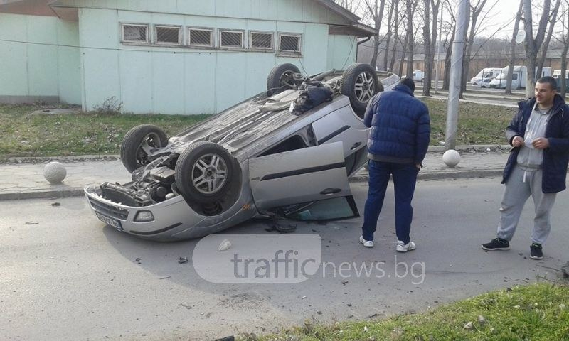 Млад шофьор смая Пловдив с тази зрелищна катастрофа (СНИМКИ)