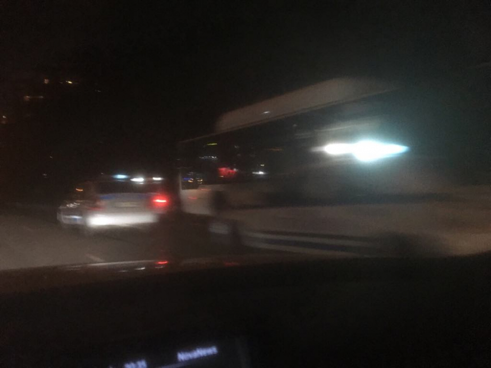 Първо в БЛИЦ! Бесен екшън в центъра на София, седем патрулки заградиха автобус, хората са в паника (СНИМКИ)