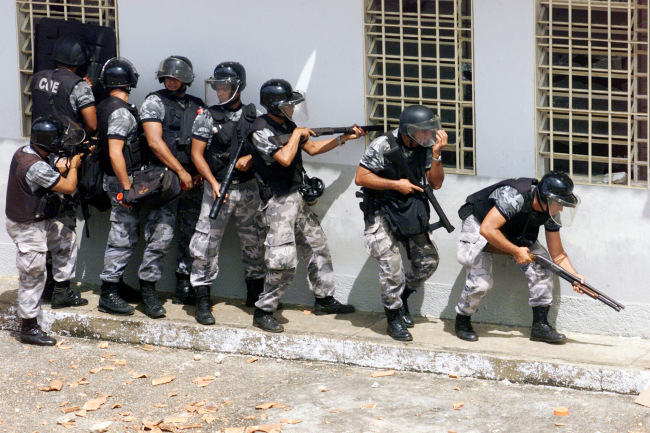Бунт в бразилски затвор, държат надзирателите като заложници