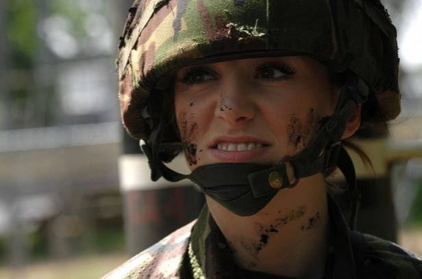 Воювалата в Ирак Мис Англия, разказа как е била тормозена, докато е била на служба в армията (СНИМКИ)