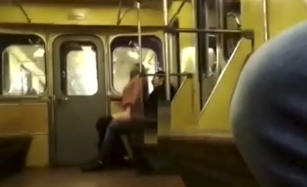 Загорели младежи се отдадоха на бурен секс пред очите на десетки пътници в метрото (ВИДЕО 18+)