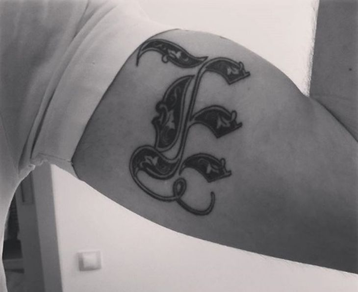Интимно: Емануела си татуира буквата на любимия на много интимно място (СНИМКА)
