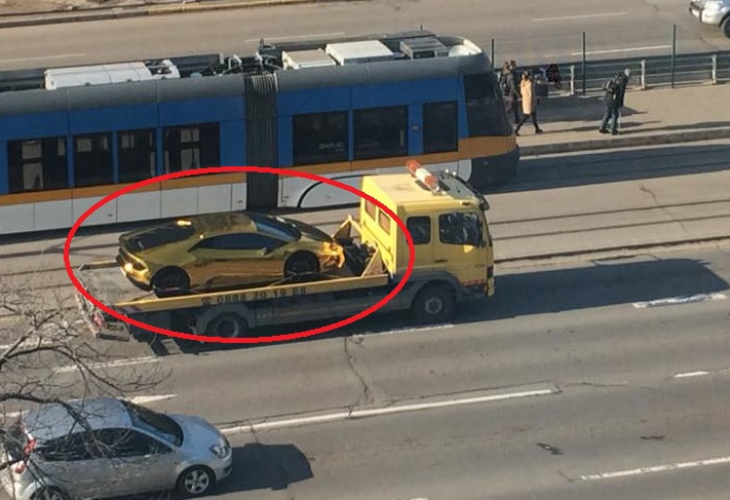 Само в БЛИЦ! Златното Lamborghini подлуди цяла България, но чакайте да видите тези СНИМКИ на друго тузарско возило, направени в столицата