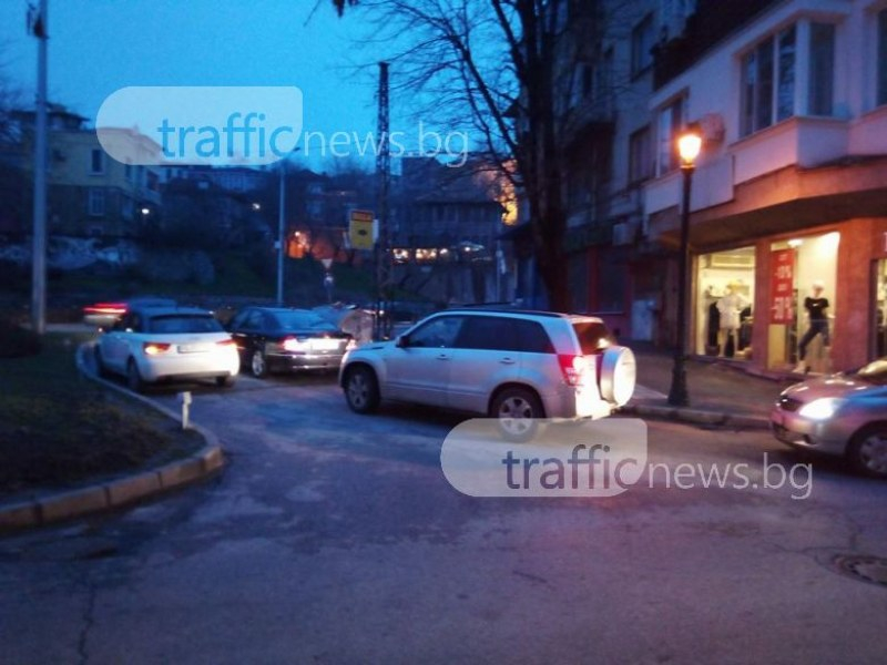 Така правят баровците в Пловдив! Три тузарски коли запушиха цяла улица, докато "босът" си напазарува (СНИМКИ)